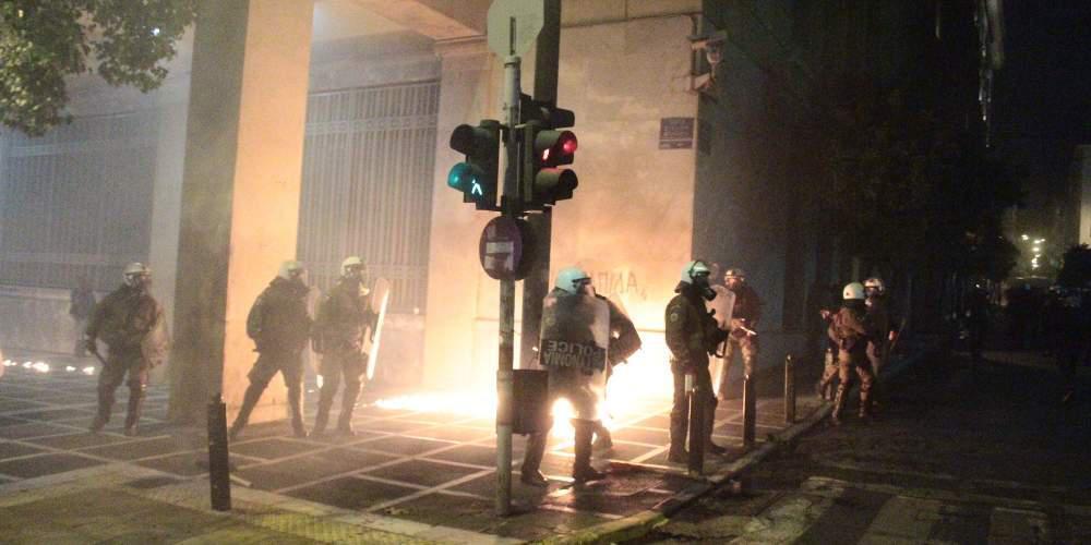 Επίθεση με μολότοφ στη διμοιρία των ΜΑΤ στα Εξάρχεια