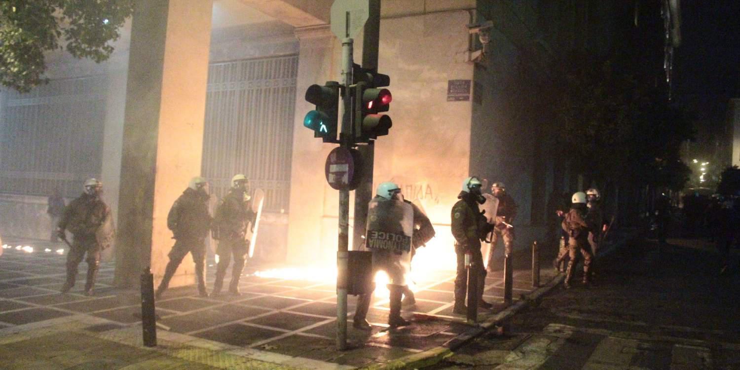 Επίθεση με μολότοφ στη διμοιρία των ΜΑΤ στα Εξάρχεια