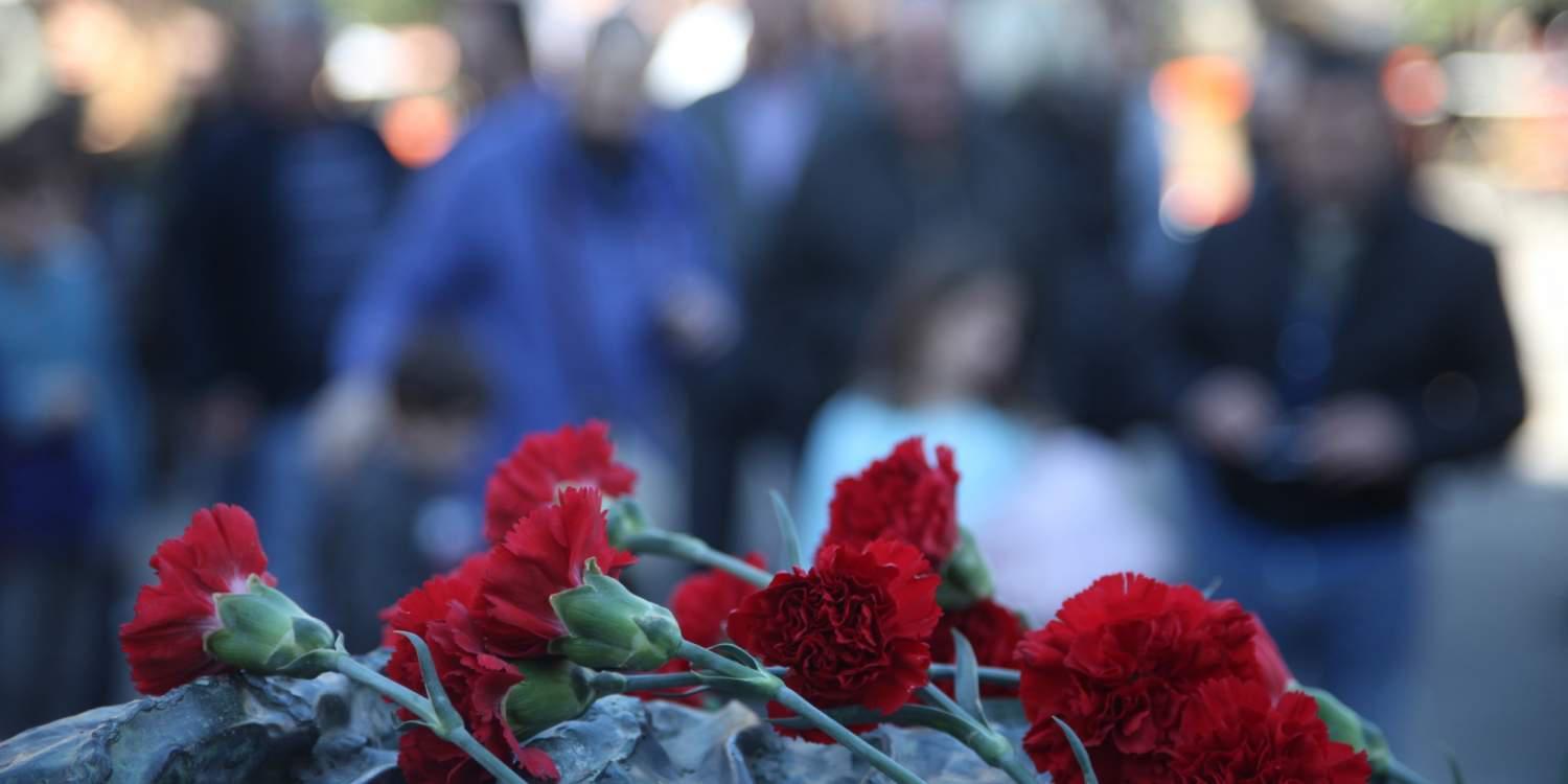 Πρόσφυγες κατέθεσαν γαρύφαλλα στο Πολυτεχνείο [βίντεο]