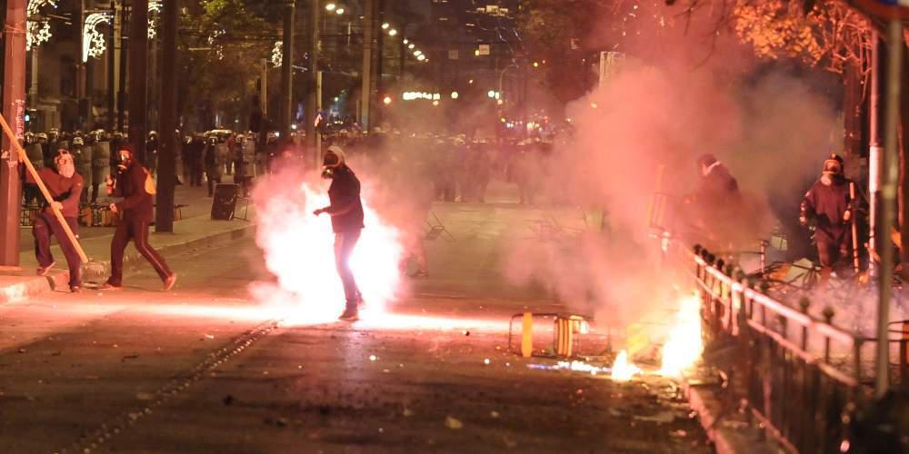 «Γυαλιά καρφιά» το κέντρο της Αθήνας- Αντιεξουσιαστές έκαψαν την Ελληνική σημαία