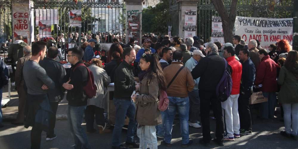 Επιτέθηκαν με πέτρες σε όχημα της αστυνομίας – Στις 15:00 η πορεία για το Πολυτεχνείο