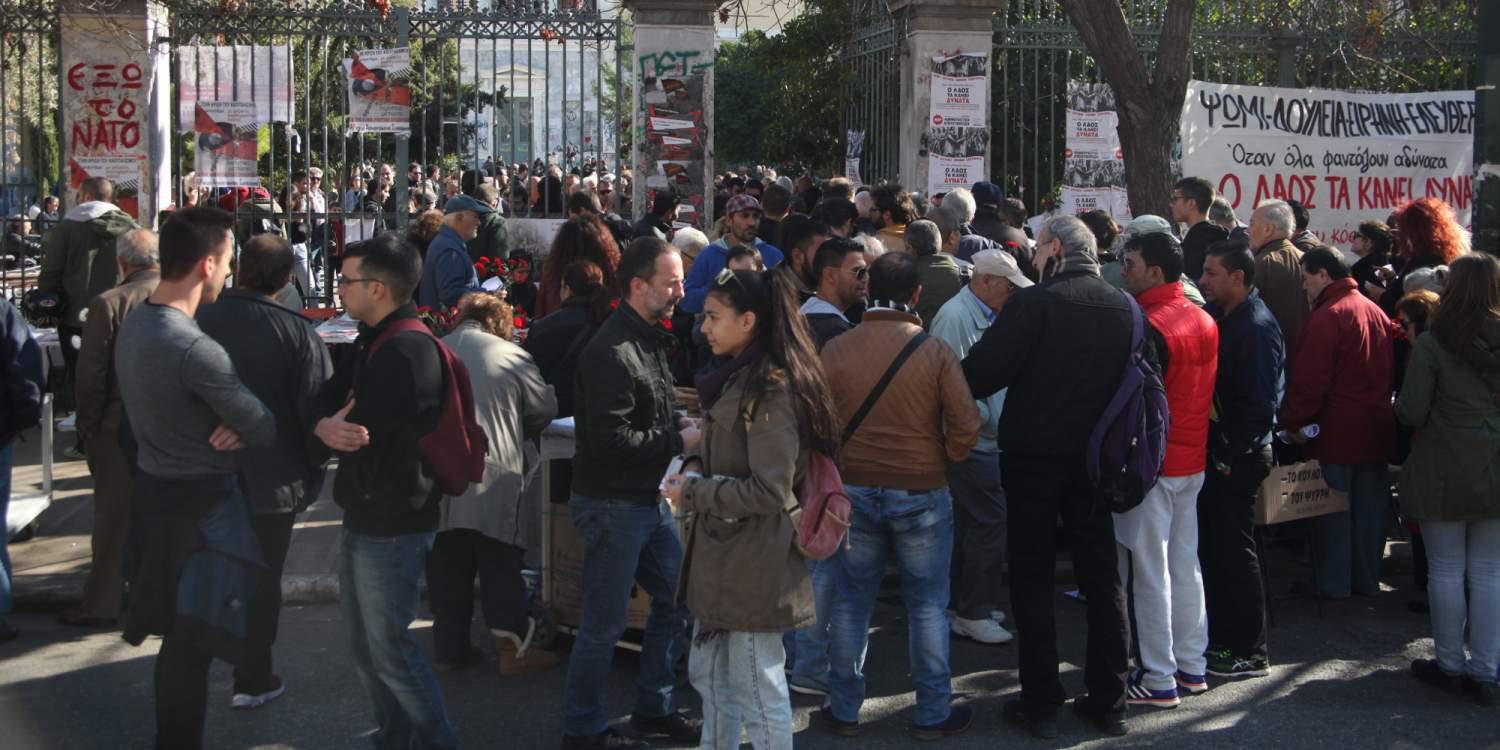 Επιτέθηκαν με πέτρες σε όχημα της αστυνομίας – Στις 15:00 η πορεία για το Πολυτεχνείο