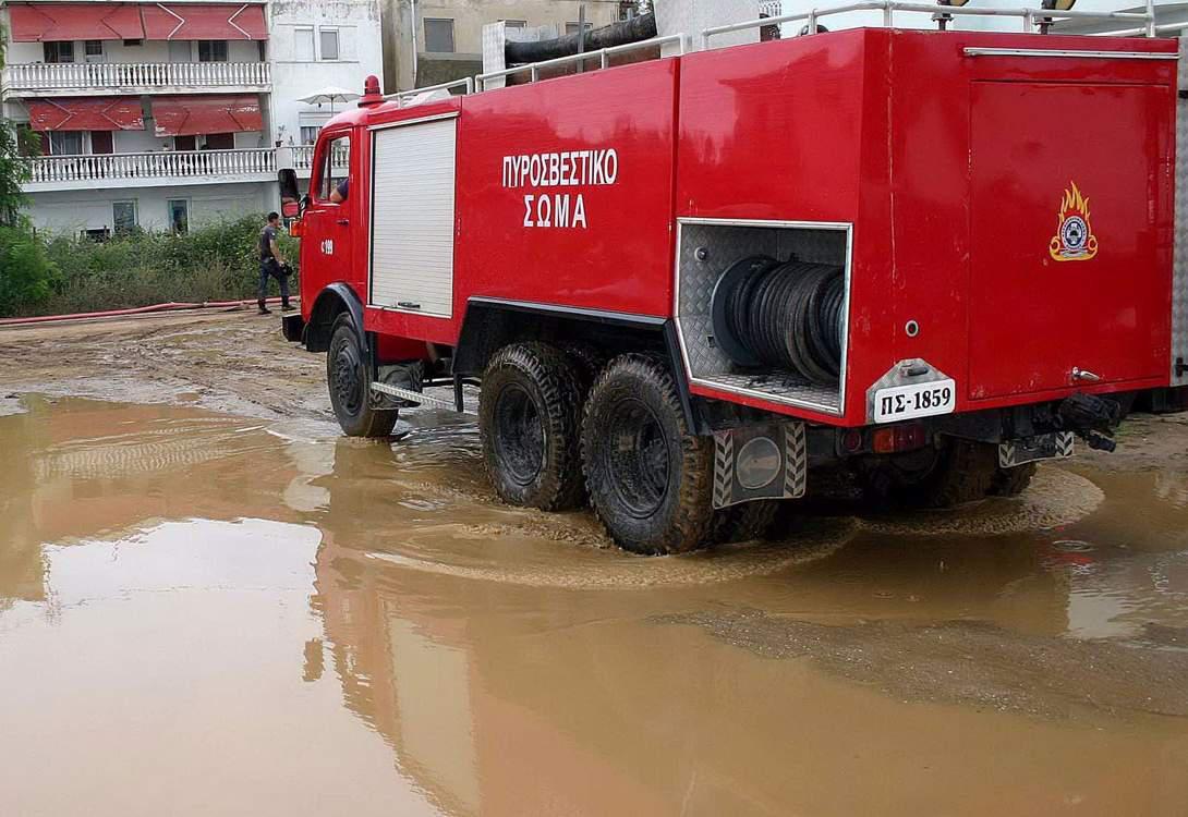 Απεγκλωβισμός ζευγαριού από την Πυροσβεστική στο Κιάτο, λόγω της κακοκαιρίας
