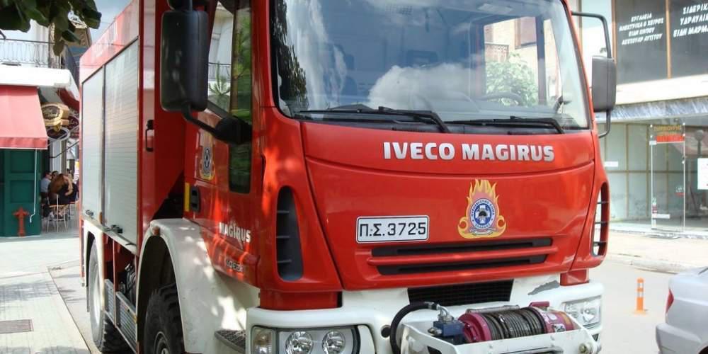 Καταστράφηκαν αυτοκίνητα στην Γλυφάδα – Υπό έλεγχο η φωτιά σε χώρο στάθμευσης