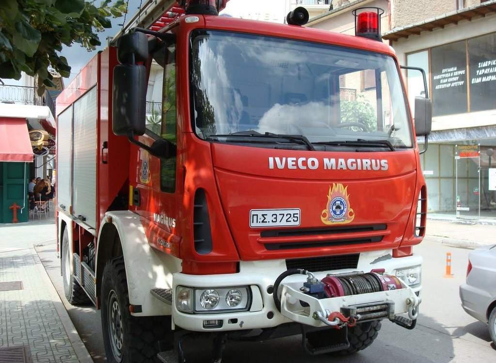 Καταστράφηκαν αυτοκίνητα στην Γλυφάδα – Υπό έλεγχο η φωτιά σε χώρο στάθμευσης