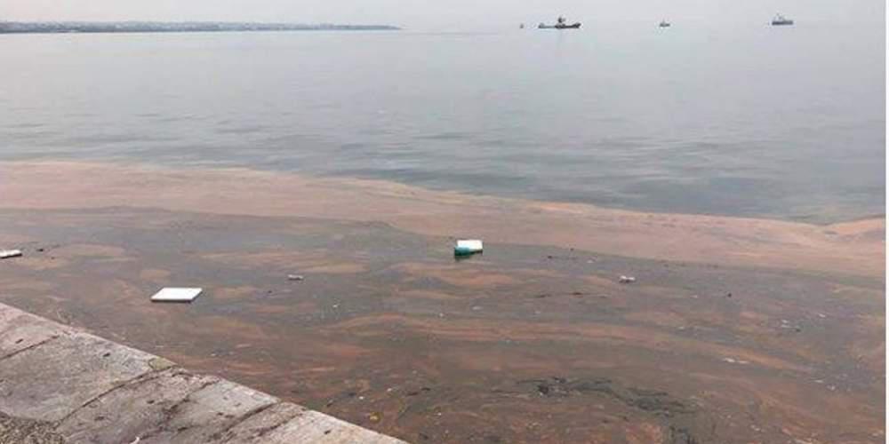 Γιατί κοκκίνισαν και πάλι τα νερά του Θερμαϊκού; [εικόνες]