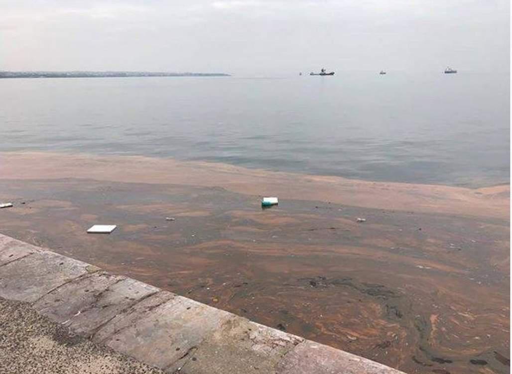 Γιατί κοκκίνισαν και πάλι τα νερά του Θερμαϊκού; [εικόνες]