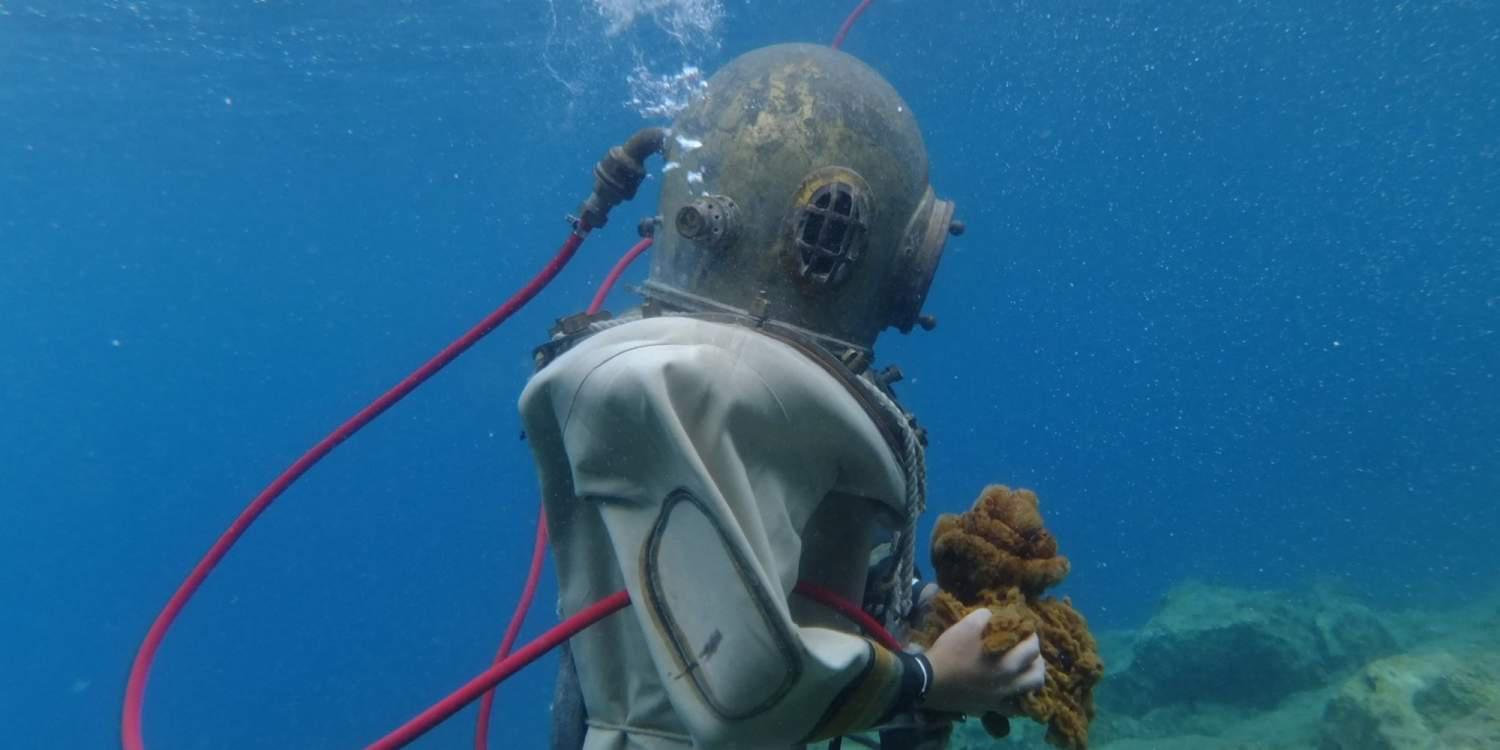 Η μοναδική δημόσια σχολή δυτών διδάσκει τα μυστικά της σπογγαλιείας