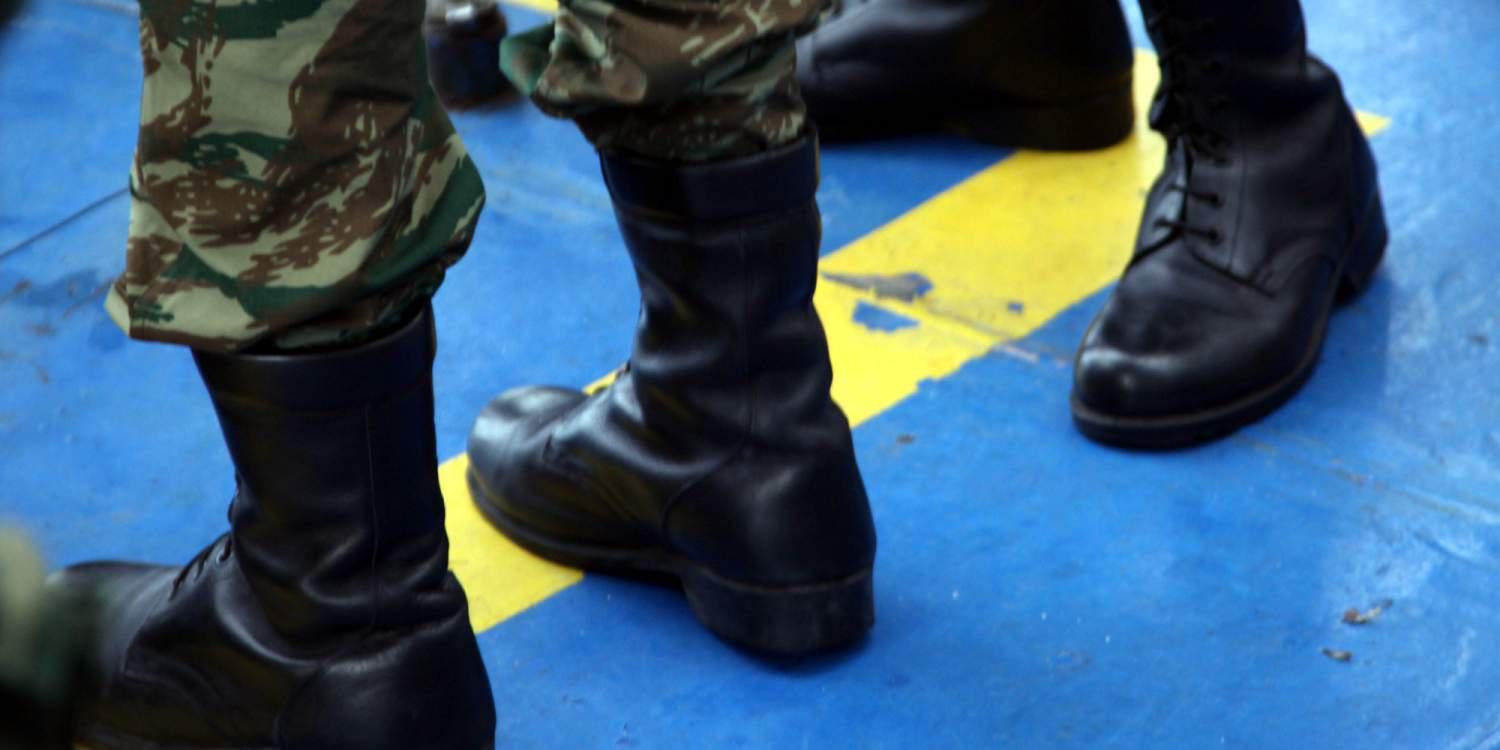 Υπέρ της υποχρεωτικής στράτευσης στα 18