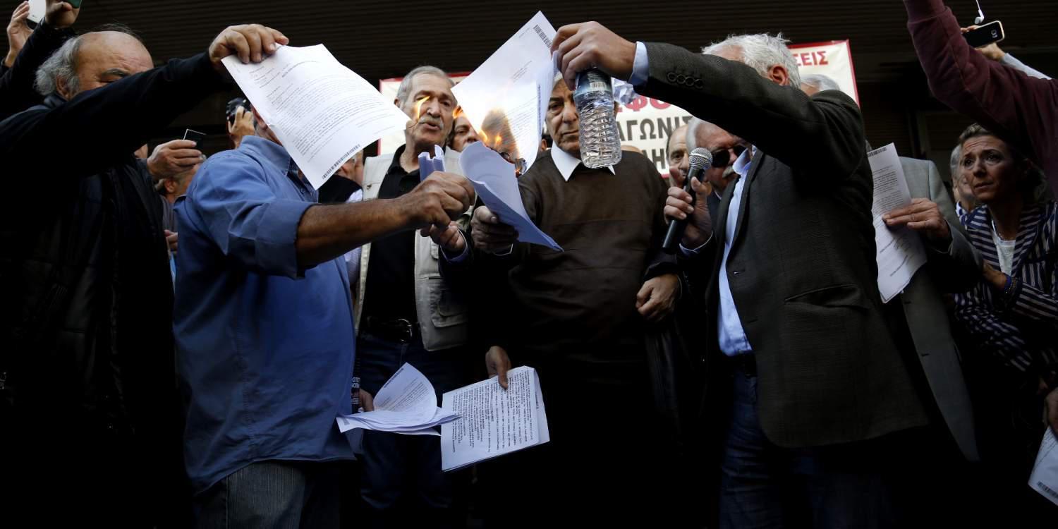 Συνταξιούχοι καίνε τις επιστολές Κατρούγκαλου στο κέντρο της Αθήνας
