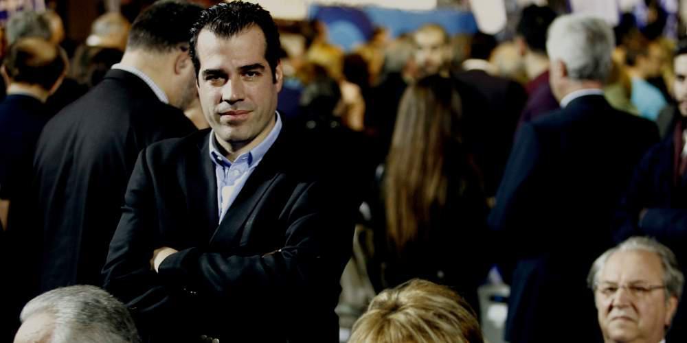 Κρίσιμες ώρες για τον Θάνο Πλεύρη που παραμένει στην εντατική