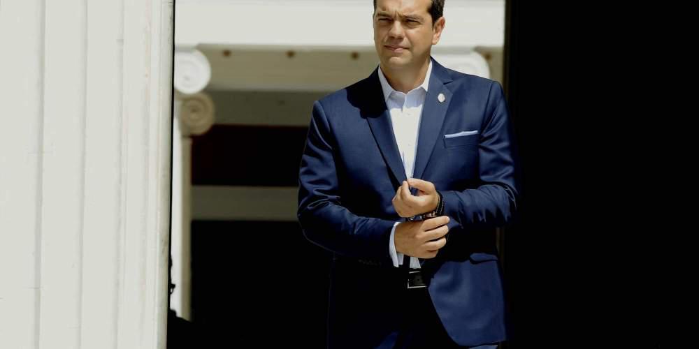 Περίμεναν την 13η σύνταξη, τους έκοψαν και το ΕΚΑΣ