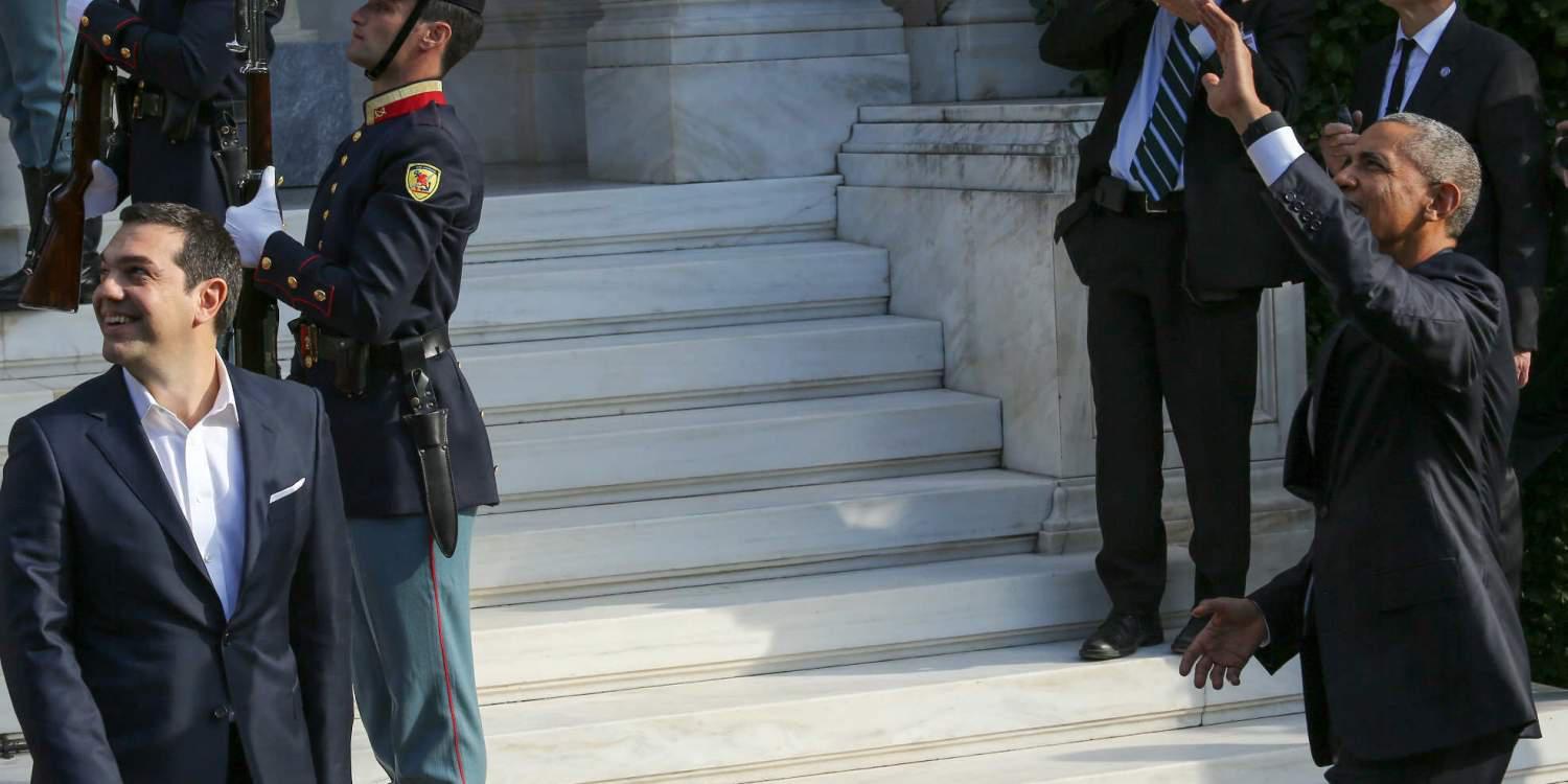 Ο Ομπάμα χαιρέτησε από το Μαξίμου Αθηναίους που τον καλωσόριζαν από τα μπαλκόνια [εικόνες]