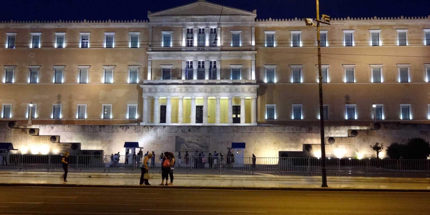 «Ξηλώνουν» τους ελεγκτές δεμάτων στη Βουλή μετά το χτύπημα στον Παπαδήμο
