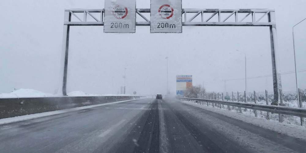 Σε κλοιό κακοκαιρίας η χώρα: Χιόνια, παγετός και θυελλώδεις άνεμοι