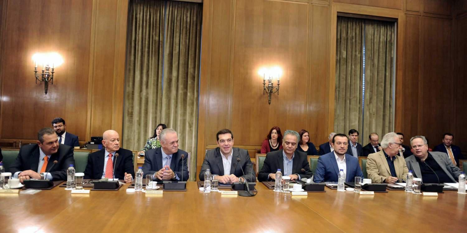 Ανασχηματισμός με… τα ρούχα τους αλλιώς