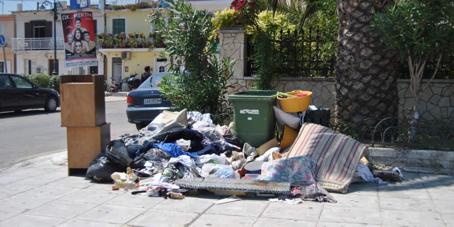 Στους δρόμους βγαίνουν οι Ζακυνθινοί διαμαρτυρόμενοι για τα σκουπίδια