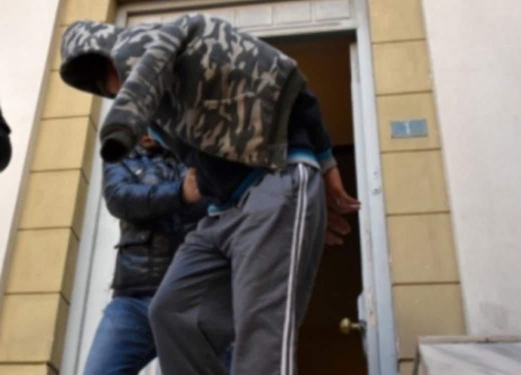 Στη φυλακή ο πατέρας που βασάνιζε τον γιο του στην Χίο – Ξέσπασε σε κλάματα ζητώντας συγνώμη [
