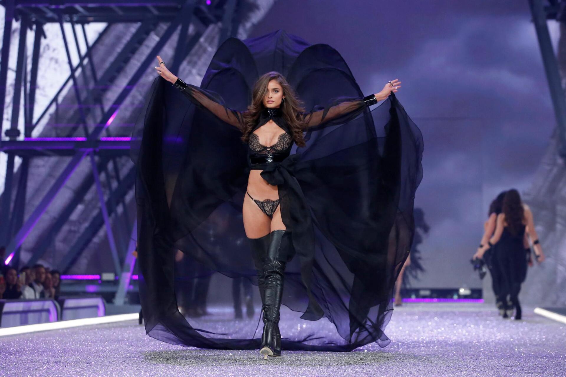 victoria-secret-show-esorouxa-modela-1300-21