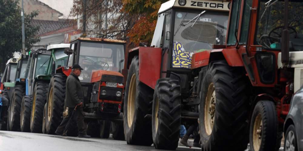 Οι αγρότες ανάβουν τις μηχανές των τρακτέρ και κατεβαίνουν στα μπλόκα