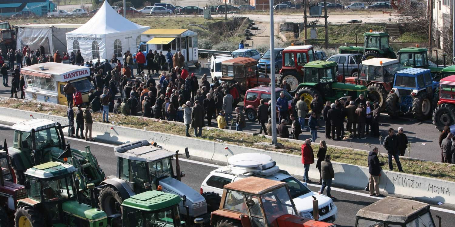 Αποφασισμένοι για αγώνα διαρκείας οι αγρότες – Στήνουν μπλόκα σε όλη την Ελλάδα