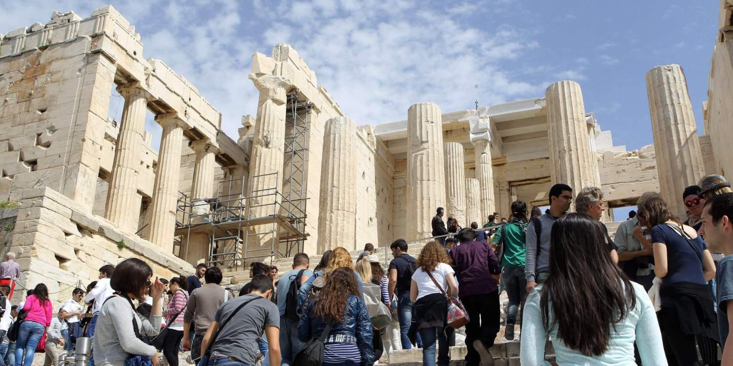 «Μαχαιριά» του βρετανικού τύπου στον τουρισμό – Μην πηγαίνετε στην Ελλάδα