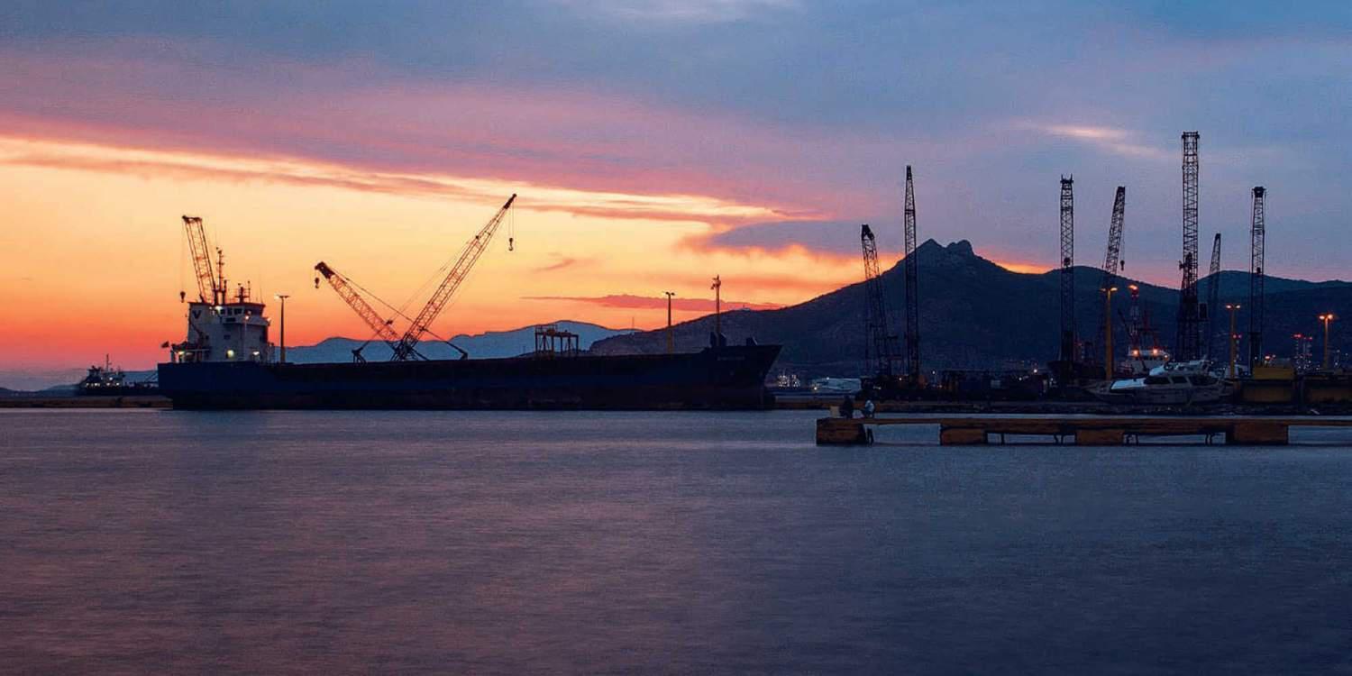 Πυρκαγιά στην Ελευσίνα: Φόβοι για έκρηξη σε διυληστήριο – Απομακρύνθηκαν οι εργαζόμενοι