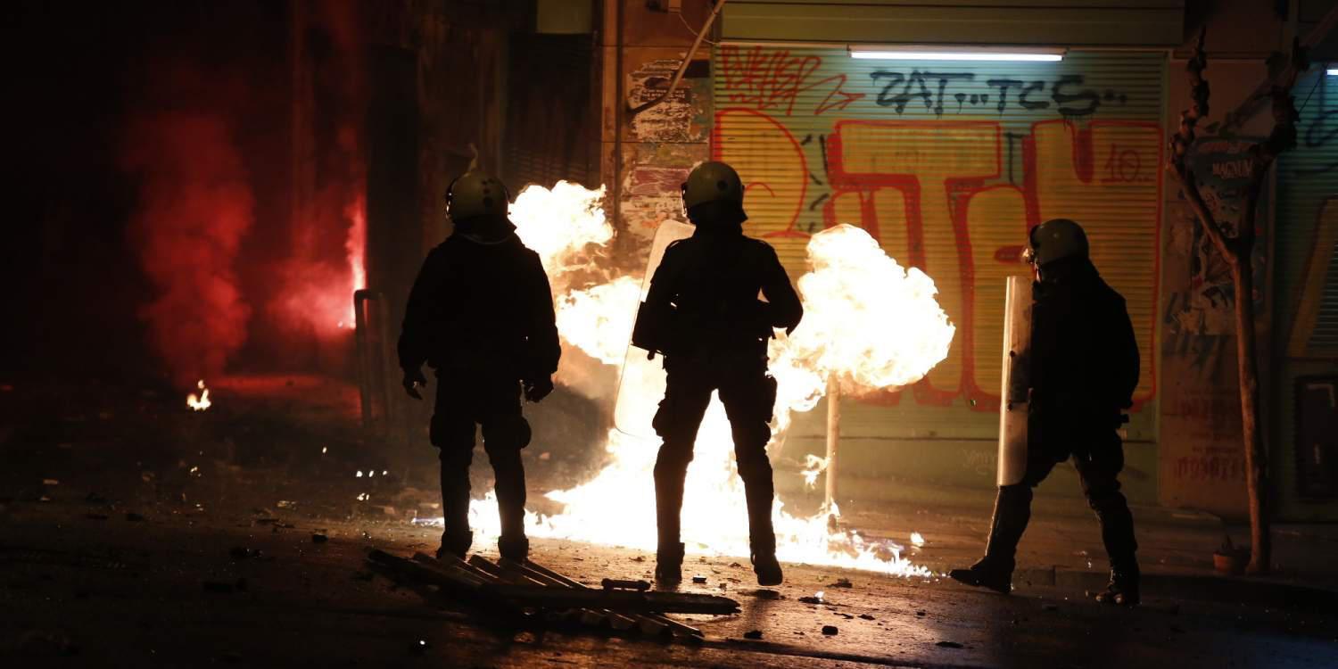 Επεισόδια έξω από την Πανεπιστημιούπολη – Ένας αστυνομικός τραυματίας