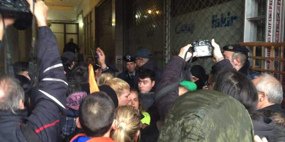 «Ντου» εργαζομένων στους δήμους, στο υπουργείο Εσωτερικών [εικόνες & βίντεο]
