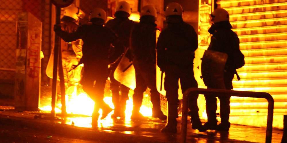 Κουκουλοφόροι πετούσαν μολότωφ σε αστυνομικούς από την ταράτσα του Φυσικού στη Θεσσαλονίκη [βίντεο]