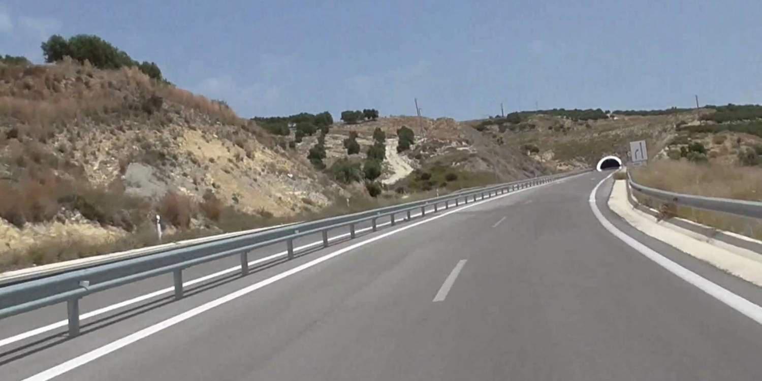 Εργολάβος 53 ετών ο άνδρας που παρασύρθηκε από διαδοχικά αμάξια στην Κρήτη