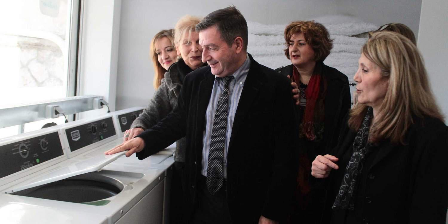 Εγκαινιάστηκε το πρώτο Κοινωνικό Πλυντήριο στο δήμο Αθηναίων