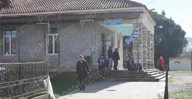 Με μπουφάν και γάντια επειδή το σχολείο δεν έχει θέρμανση κάνουν μάθημα στην Ηλεία