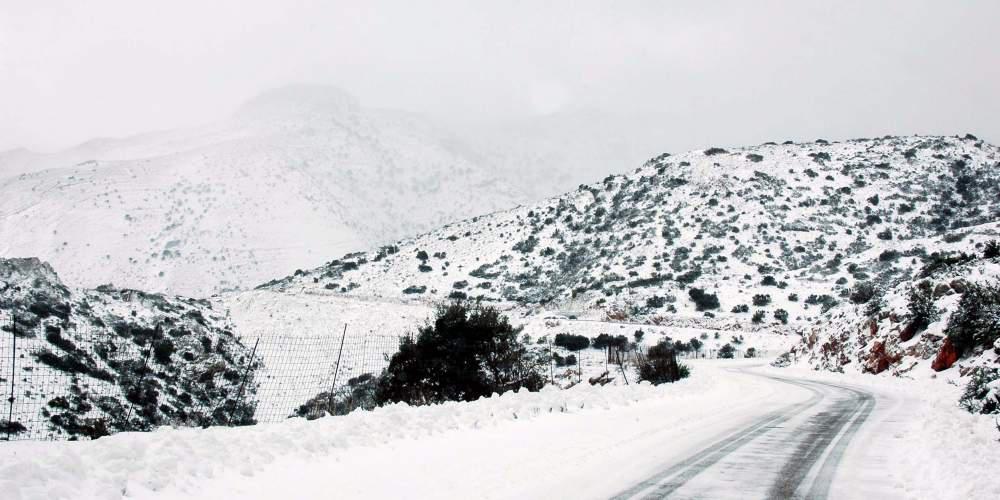 «Πάγωσε» η Κρήτη – Κλειστά σχολεία και δρόμοι λόγω του χιονιού