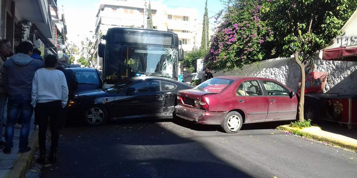 Λεωφορείο συγκρούστηκε με άλλα αυτοκίνητα στον Πειραιά – Τραυματίστηκε ηλικιωμένος
