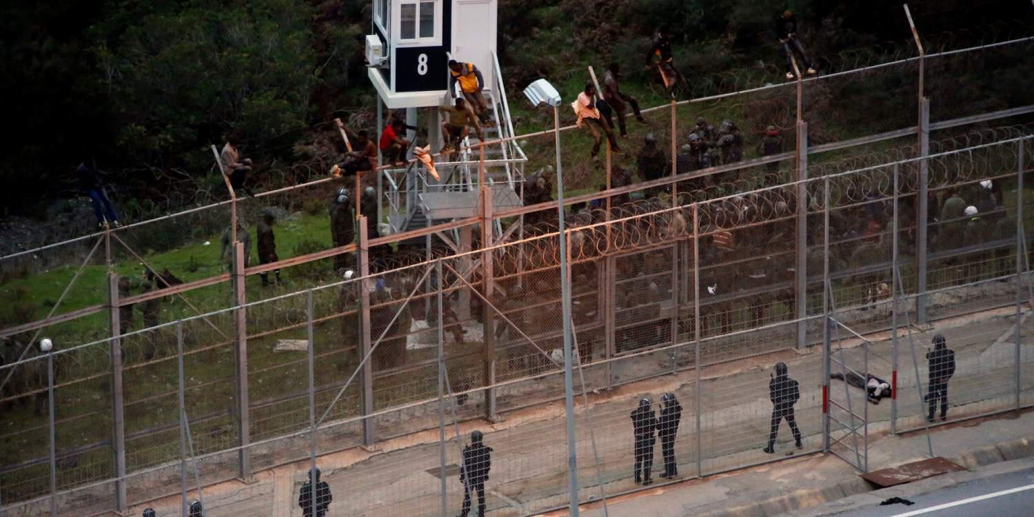 Μετανάστες έσπασαν τον εξάμετρο φράχτη στο Μαρόκο και εισέβαλλαν στην Ισπανία [εικόνες]