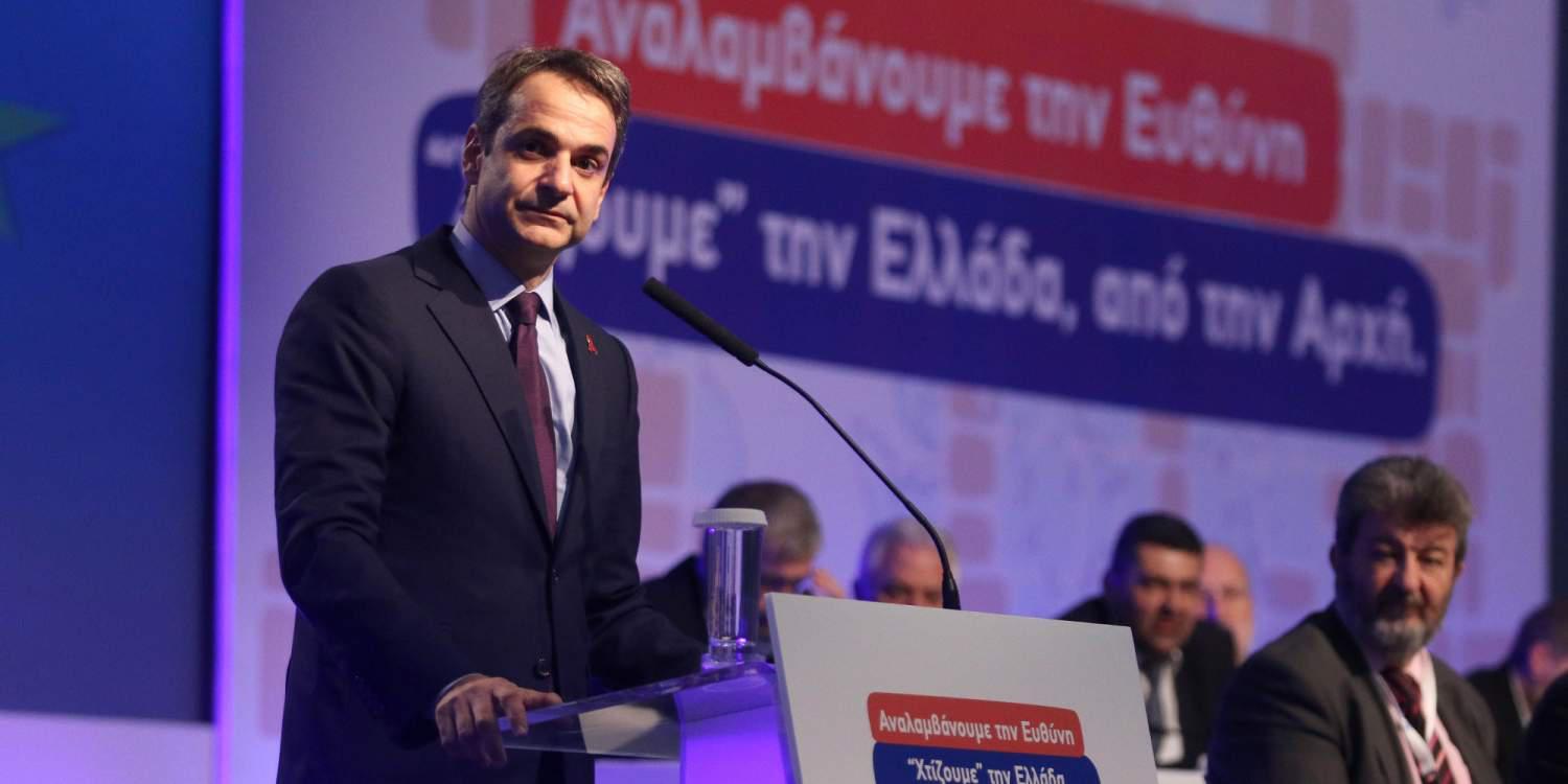 Εορταστικό «κάρφωμα» Μητσοτάκη στον Τσίπρα τρώγοντας με πολιτικούς συντάκτες