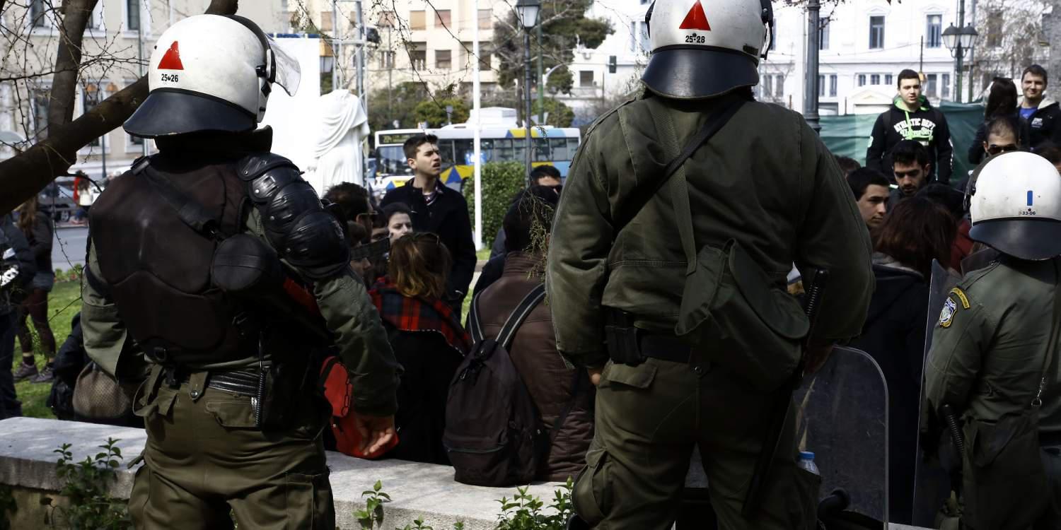 Ένταση στη Νομική ενώ βρίσκεται σε εξέλιξη εκδήλωση για τη δίκη της Χρυσής Αυγής