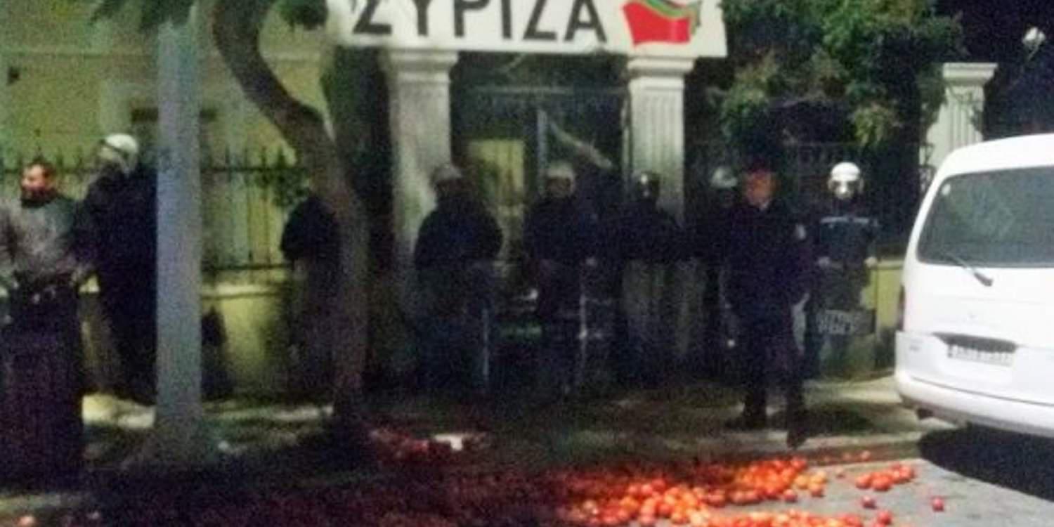 Στα «κάγκελα» οι αγρότες της Κρήτης: Πέταξαν ντομάτες έξω από τα γραφεία του ΣΥΡΙΖΑ [εικόνες]