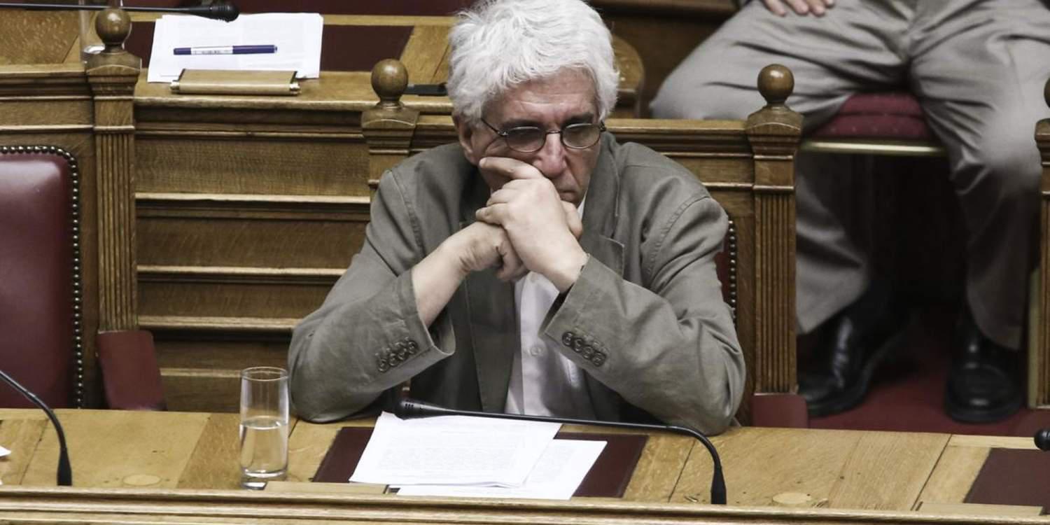 Σάλος με τις δηλώσεις Παρασκευόπουλου για σημαία και Χρυσή Αυγή – Πώς τα «μαζεύει»