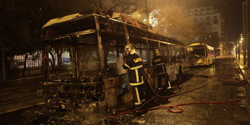 Εικόνες καταστροφής από την φωτιά σε τρόλεϊ στην Πατησίων [εικόνες και βίντεο]