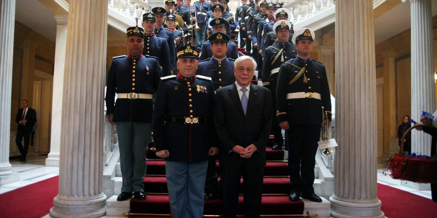 Μαντινάδα για τις προκλήσεις των Τούρκων και χοροί – Είπαν τα κάλαντα στον Προκόπη Παυλόπουλο [βίντε