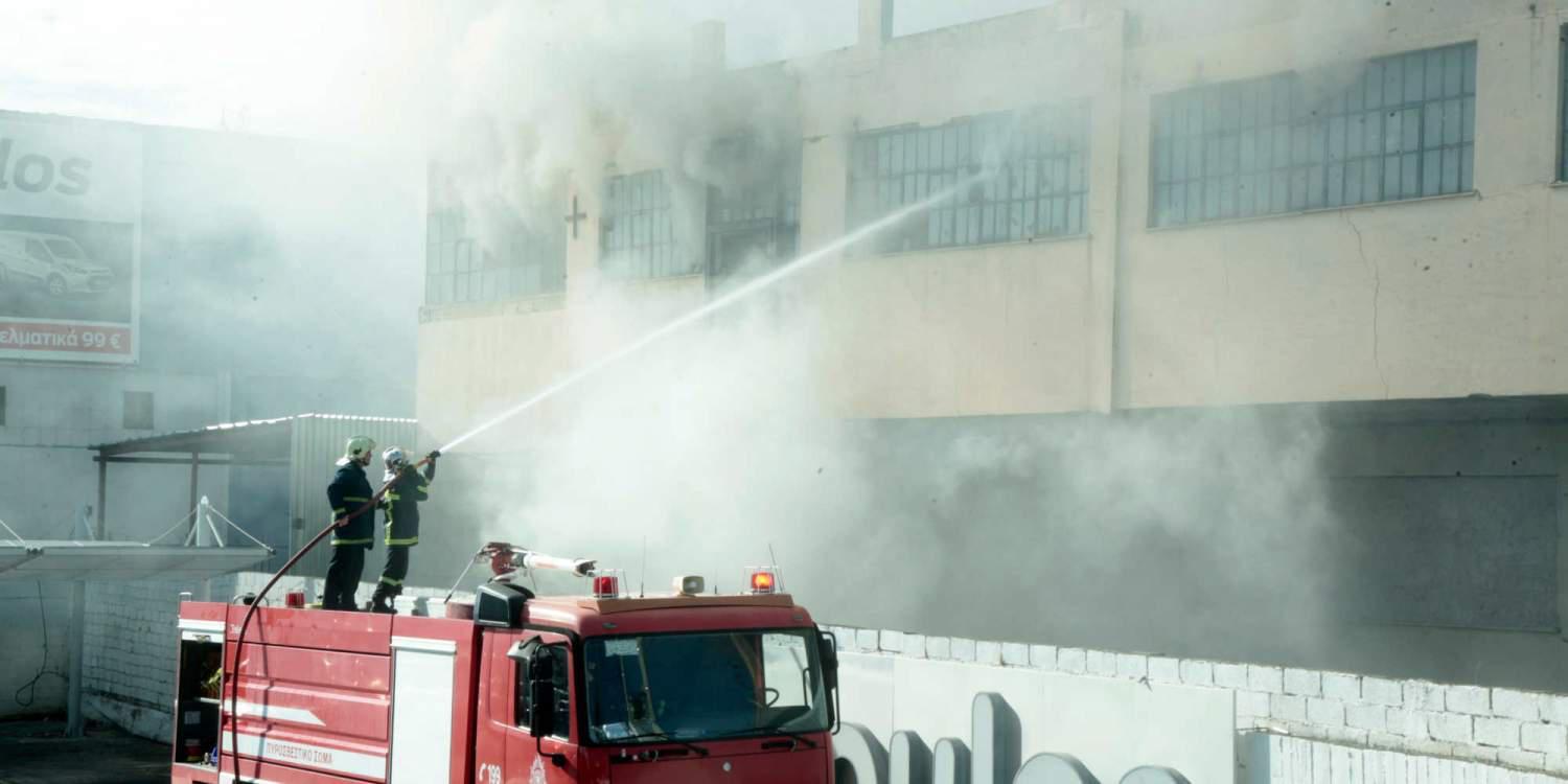 Υπό μερικό έλεγχο η πυρκαγιά σε βιοτεχνία στον Άγιο Ιωάννη Ρέντη
