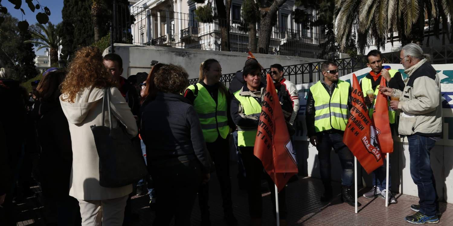 Εργαζόμενοι σε δήμους παίρνουν πίσω τα λεφτά που έχασαν από το Μνημόνιο!