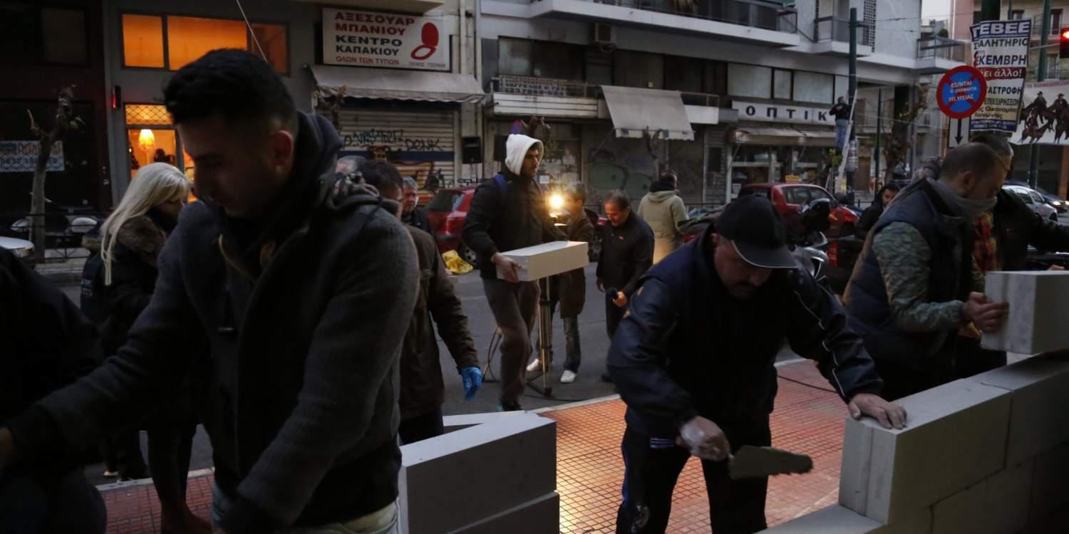 Την είσοδο του υπουργείου Υγείας «έχτισαν» οι εργαζόμενοι στα νοσοκομεία