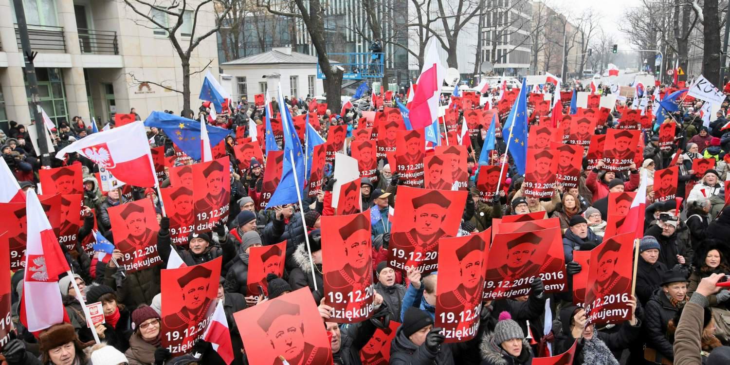 «Εμφύλιος» στην Πολωνία για το νομοσχέδιο – φίμωτρο στα ΜΜΕ