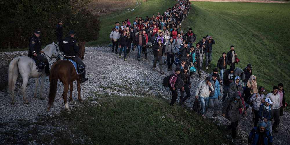 Με το δάχτυλο στην σκανδάλη ο αμερικανικός στρατός απέναντι στο καραβάνι των προσφύγων στα σύνορα με Μεξικό