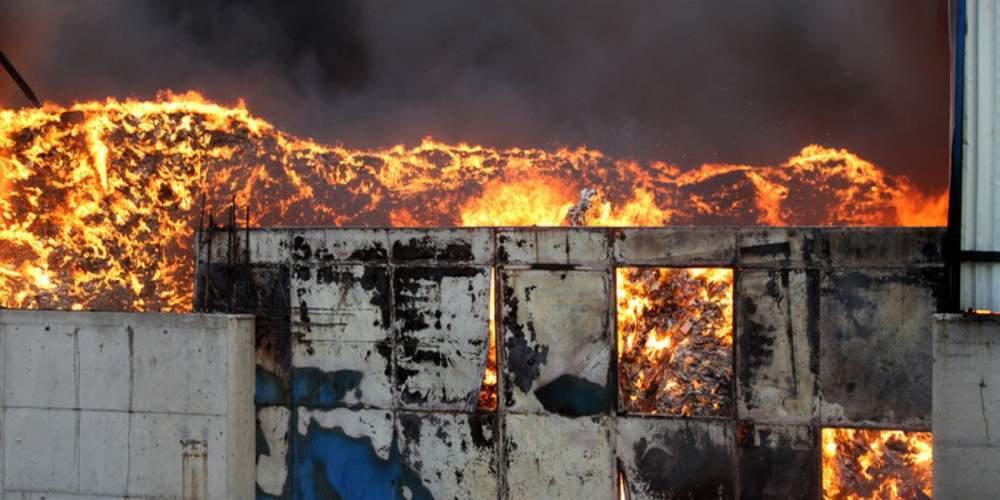 Πυρκαγιά μεγάλης έκτασης σε εργοστάσιο στη Θήβα