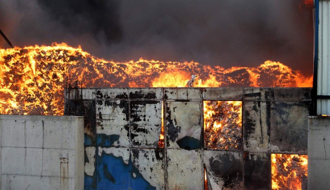 Πυρκαγιά μεγάλης έκτασης σε εργοστάσιο στη Θήβα