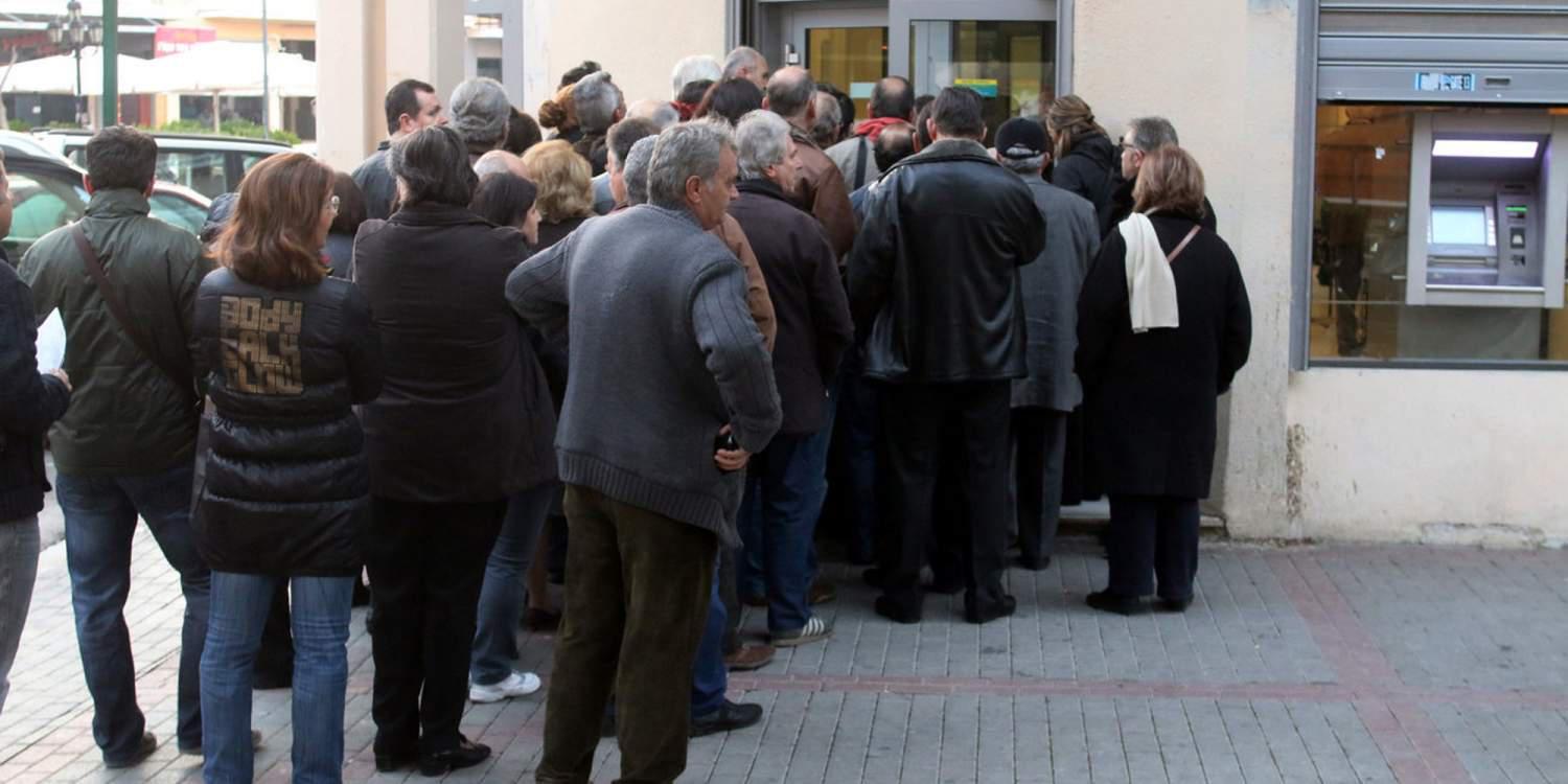 Ατέλειωτες ουρές των συνταξιούχων για τον «μποναμά» του Τσίπρα